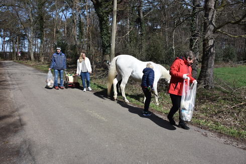 Erika Kosch mit Familie bei der Aktion 'Saubere Landschaft'.