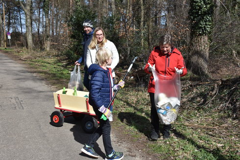 Erika Kosch mit Tochter, Schwiegersohn und Enkel